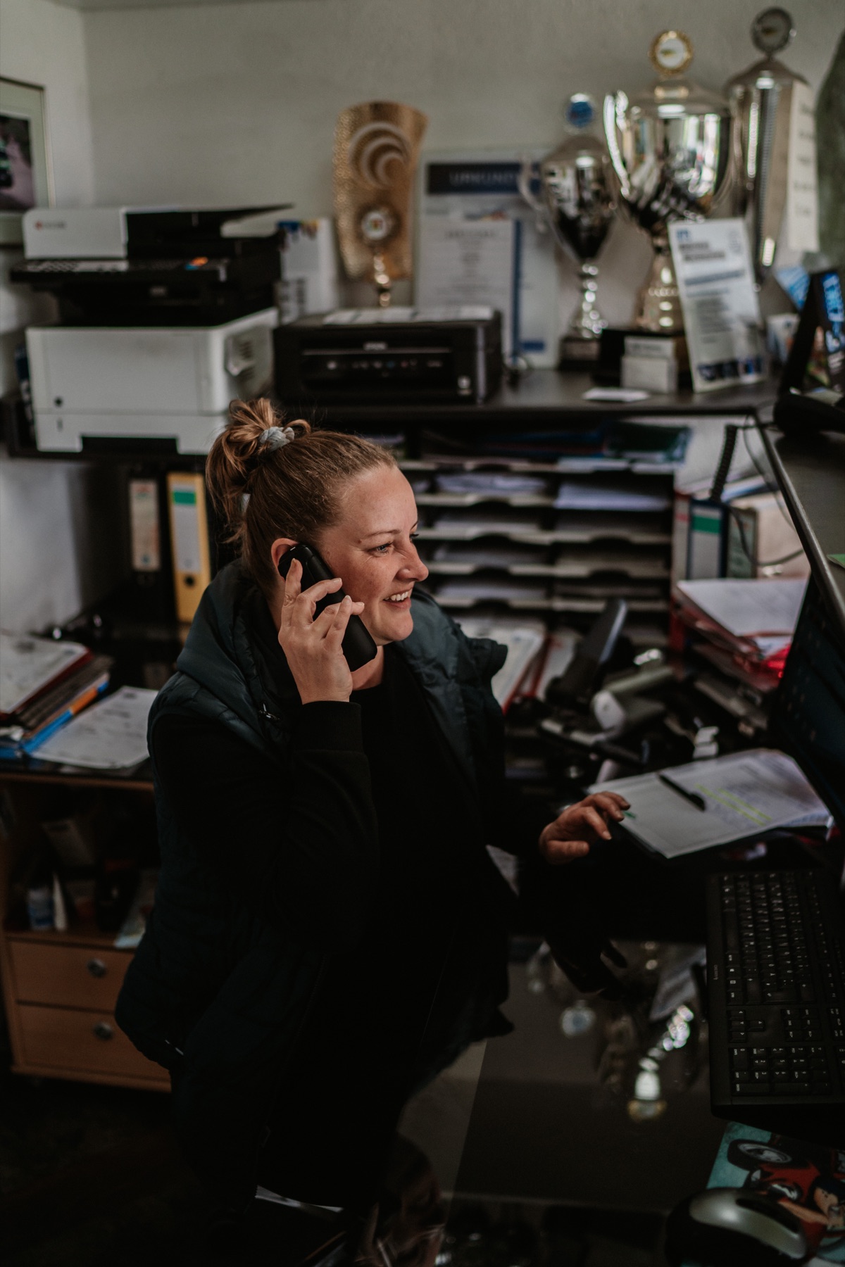 Kristina an der Serviceannahme von MS Automobile