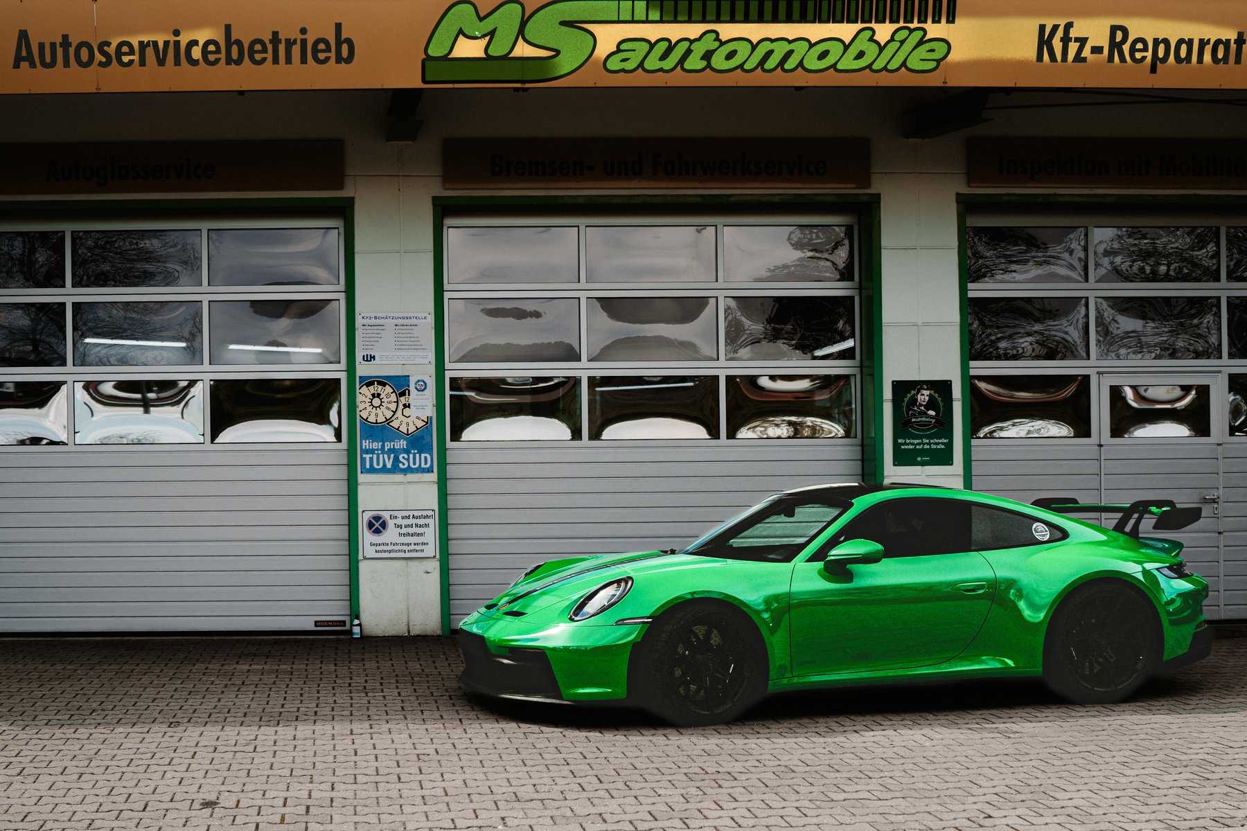 Grünes Fahrzeug vor der Werkstatt von MS Automobile